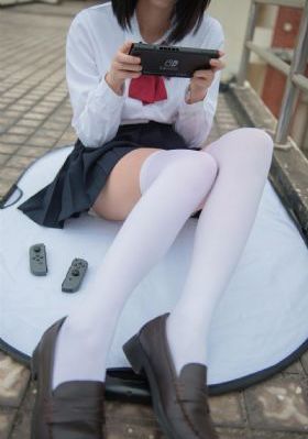 老头把舌头伸进她腿间视频
